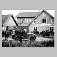 071-0085 Gasthaus -Gruene Laube- in Paterswalde waehrend des Wehlauer Pferdemarktes. Links Werner Klimach.JPG